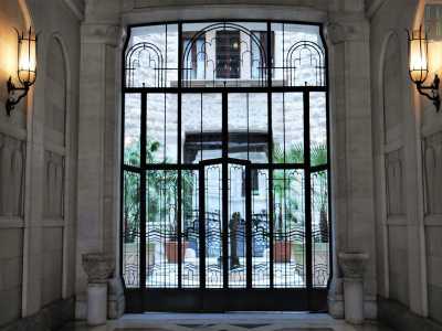 L'acqua domina tutta la struttura, a partire dal grande androne che si apre oltre il pesante portone in legno da cui si accede all'interno dell'edificio: al di l� delle griglie in ghisa lavorata, infatti, si intravede la bellissima vetrata sul fondo, le cui decorazioni in metallo nero rappresentano getti d'acqua. "Cela" il cortile interno